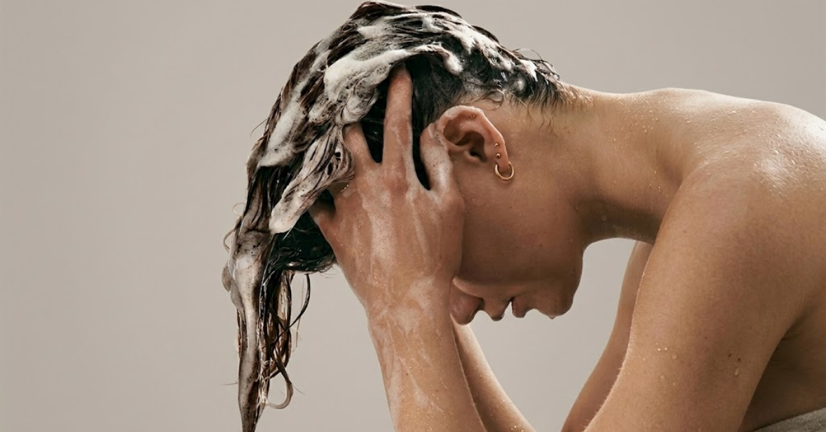 Pourquoi mes cheveux sont poisseux et comment y remédier ?