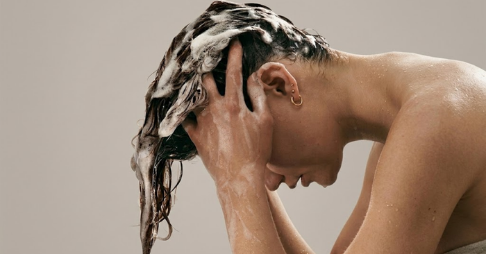 Pourquoi mes cheveux sont poisseux et comment y remédier ?