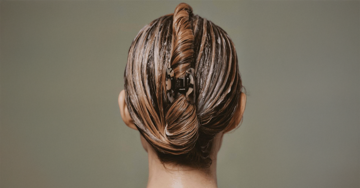 Pourquoi mes cheveux graissent rapidement ?