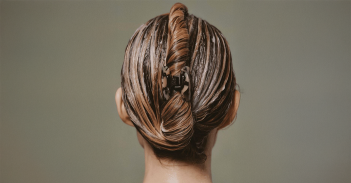 Pourquoi mes cheveux graissent rapidement ?