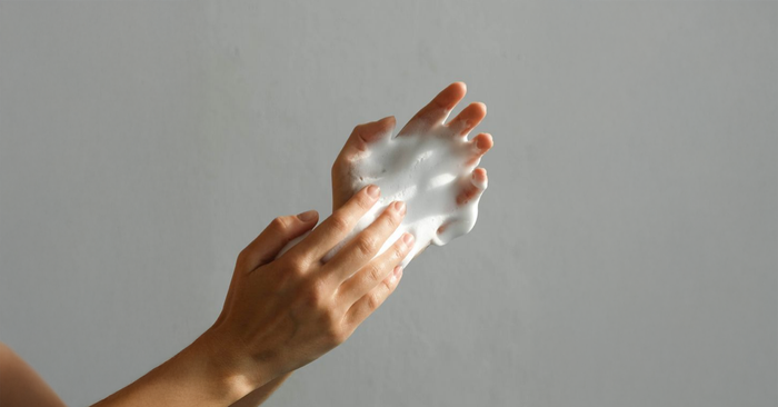Comment protéger ma peau sensible sous la douche ?