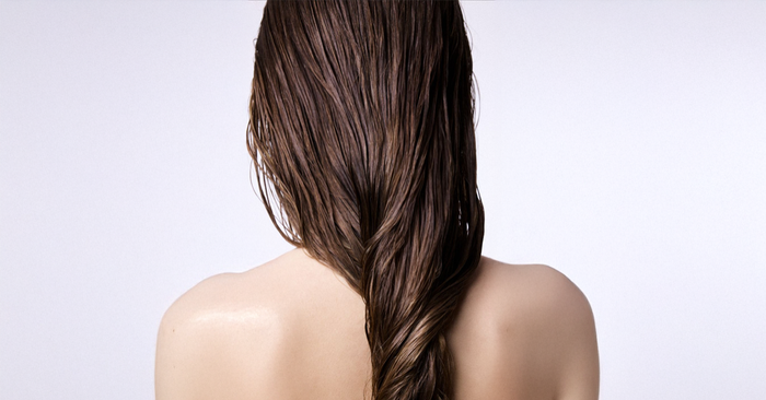 Pourquoi l’eau de douche abîme les cheveux